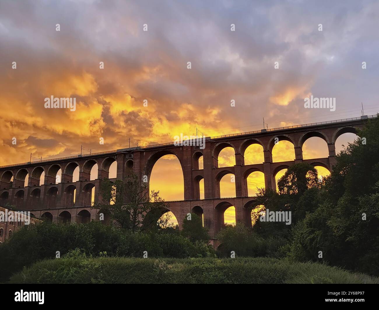 Il ponte della valle di Goeltzsch, un imponente viadotto in mattoni che si estende maestosamente sulla valle di Goeltzsch. Il ponte è costituito da diversi archi e. Foto Stock