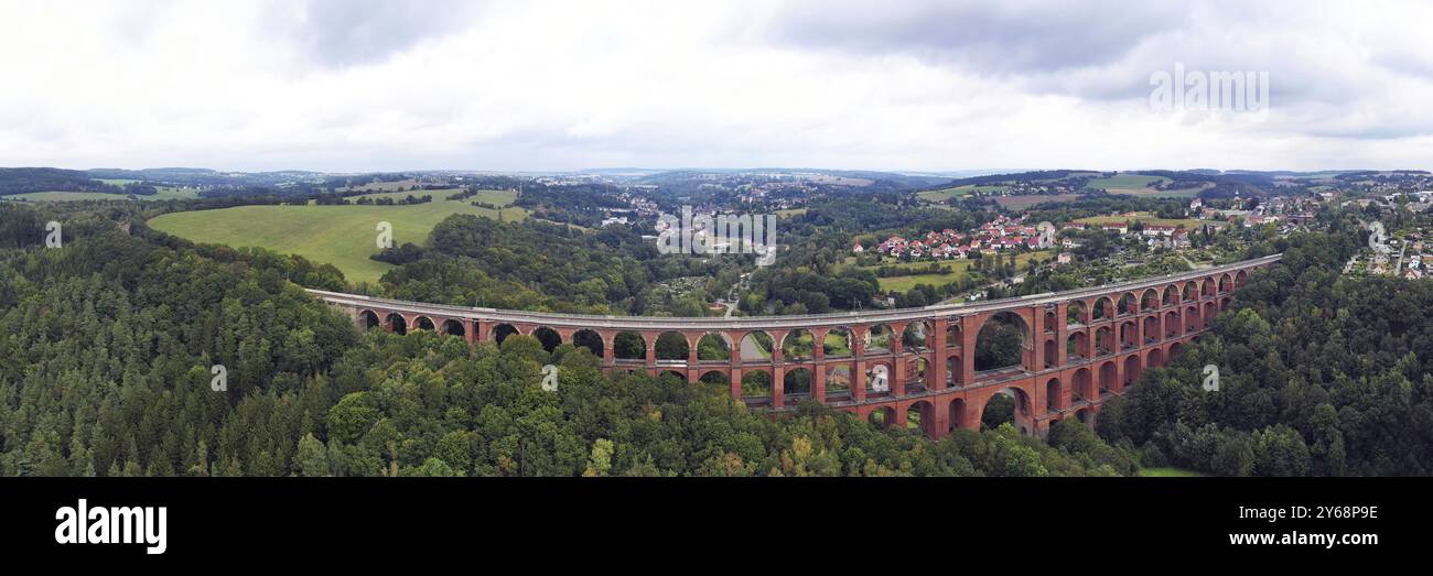 Vista aerea del ponte della valle di Goeltzsch, un imponente viadotto in mattoni che si estende maestosamente sulla valle di Goeltzsch. Il ponte è costituito da seve Foto Stock