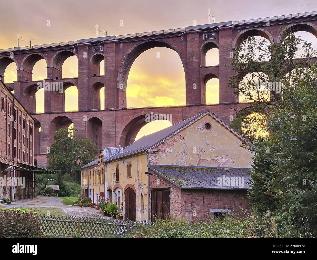 Il ponte della valle di Goeltzsch, un imponente viadotto in mattoni che si estende maestosamente sulla valle di Goeltzsch. Il ponte è costituito da diversi archi e. Foto Stock