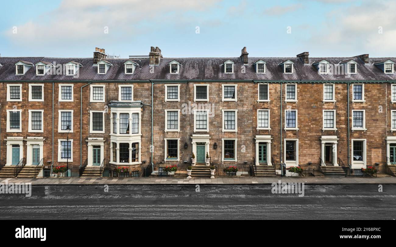Vista panoramica delle esclusive case vittoriane a quattro piani in un'area esclusiva di una città del Regno Unito chiamata Millionaire's Row con spazio fotocopie Foto Stock