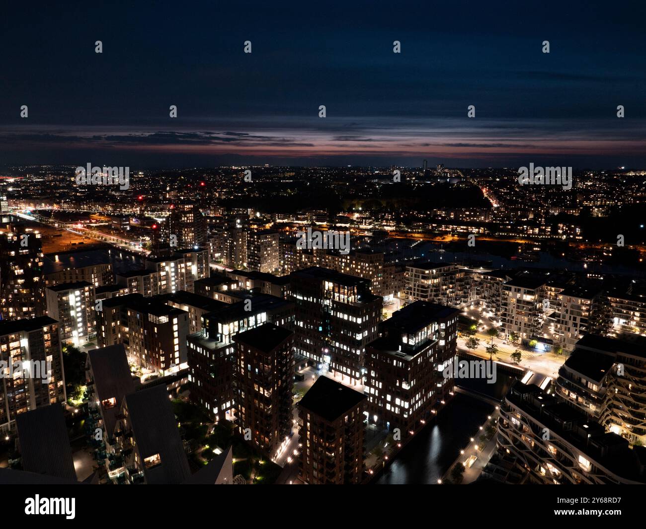 Il paesaggio urbano ha preso forma dalla Faro di Aarhus in Danimarca di notte Foto Stock
