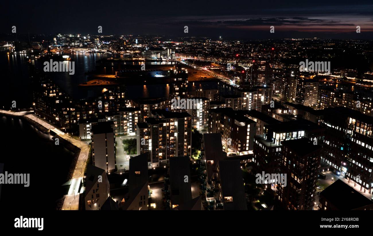 Il paesaggio urbano ha preso forma dalla Faro di Aarhus in Danimarca di notte Foto Stock
