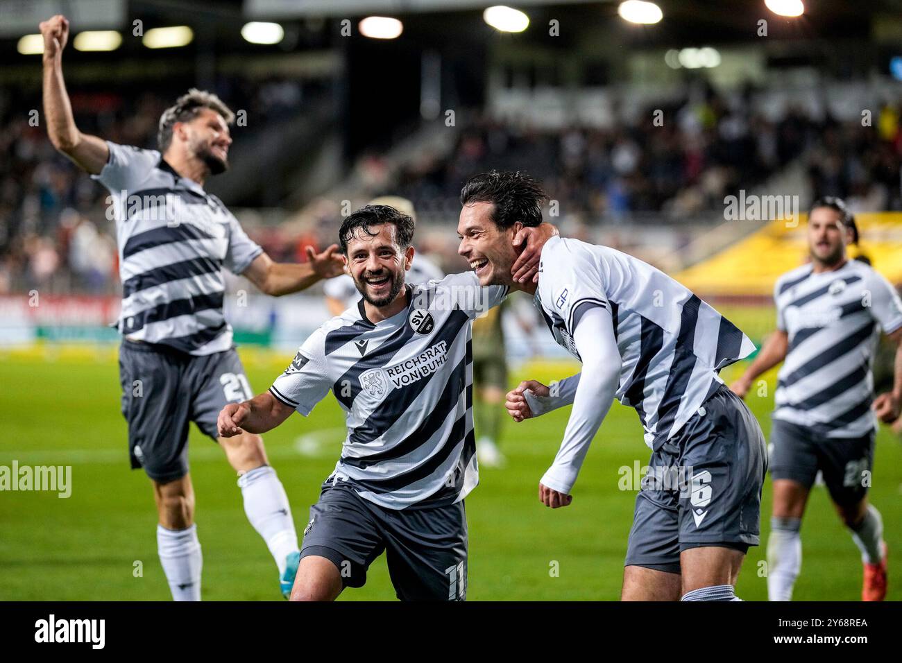 v.li.: Marco Schikora (SVS, 21), Besar Halimi (SVS, 11), Torschütze Jeremias Lorch (SVS, 6), Dominic Baumann (SVS, 28), Spieler vom SV Sandhausen (SVS), jubeln über das Tor zum 2:3, Jubel, Torjubel, Torerfolg, celebrano l'obiettivo, goal, Celebration, Jubelt ueber das Tor, Freuen, Freude, freut sich, Optimistisch, positiv, Spielszene, Highlight, Action, Aktion, 24.09.2024, Sandhausen (Deutschland), Fussball, 3. LIGA, SV SANDHAUSEN - FC INGOLSTADT 04, LE NORMATIVE DFB/DFL VIETANO QUALSIASI USO DI FOTOGRAFIE COME SEQUENZE DI IMMAGINI E/O QUASI-VIDEO. Foto Stock