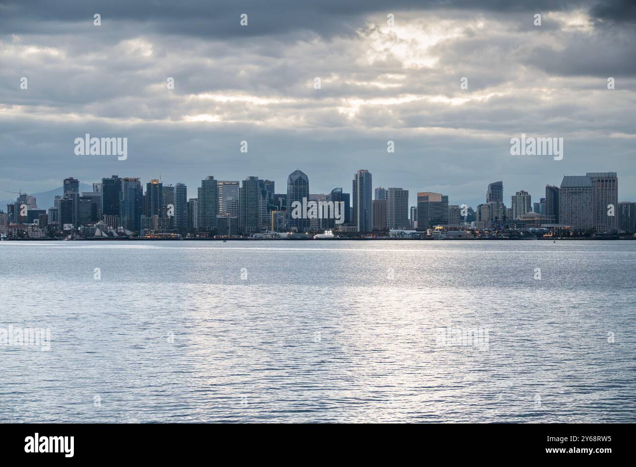 Vista mattutina della baia di San Diego con lo skyline della città sullo sfondo. Foto Stock