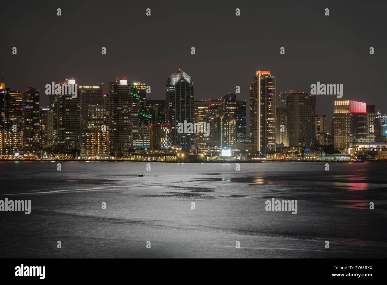 Il chiaro di luna si riflette sulla baia di San Diego con lo skyline della città sullo sfondo. Foto Stock