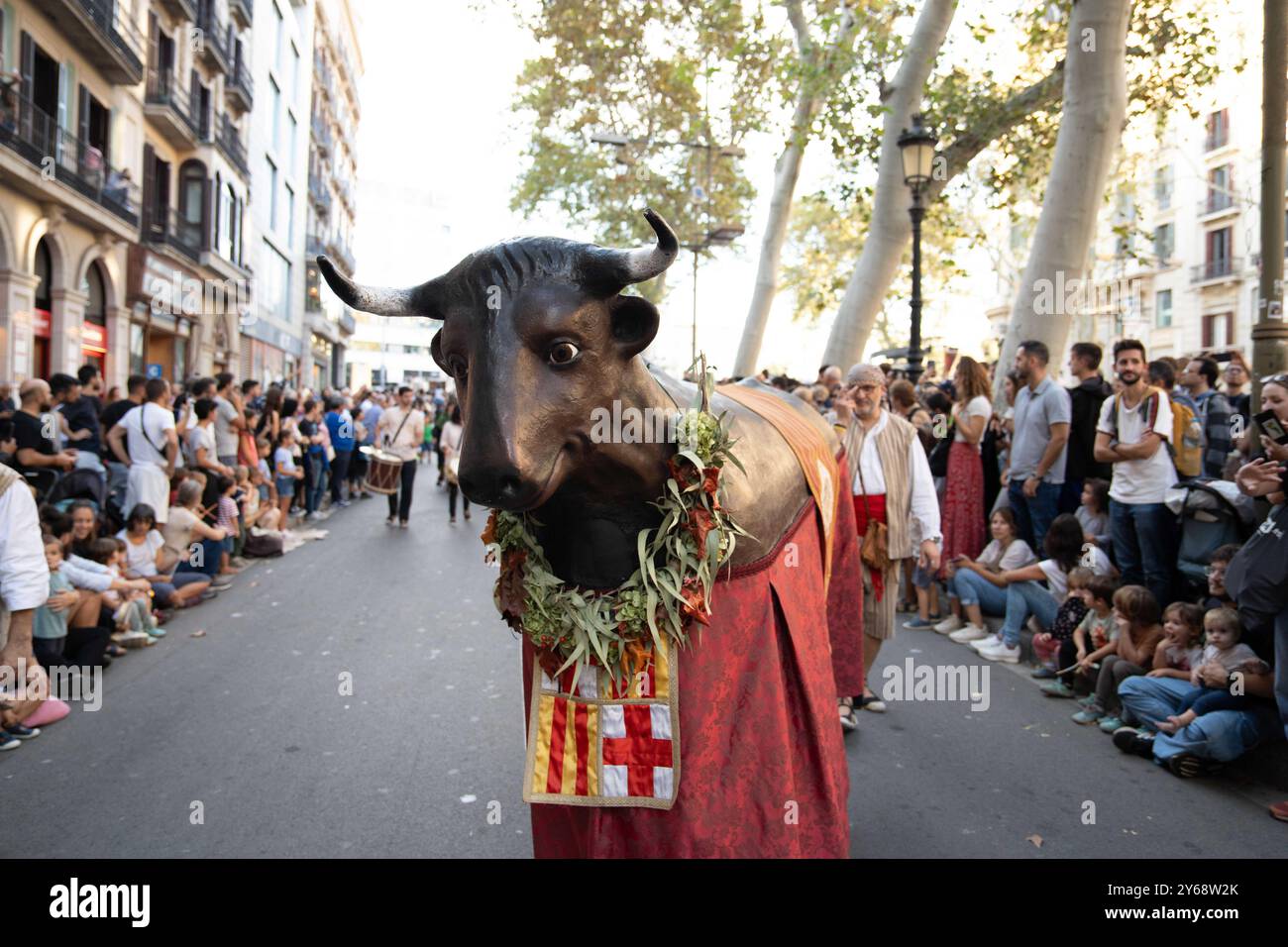 Barcellona, Spagna. 24 settembre 2024. Barcellona celebra il gran giorno dei suoi festival patronali, portando gli elementi della cultura popolare nelle strade, intrattenendo giovani e anziani e sorprendendo i numerosi turisti. Barcelona celebra el día grande de sus fiestas patronales, sacando a la calle los elementos de la cultura Popular, divirtiendo a pequeños y grandes, y sorprendiendo a los numerosos Tourist. News, Cronaca, Barcelona Spain martedì 24 settembre 2024 (foto di Eric Renom/LaPresse) crediti: LaPresse/Alamy Live News Foto Stock