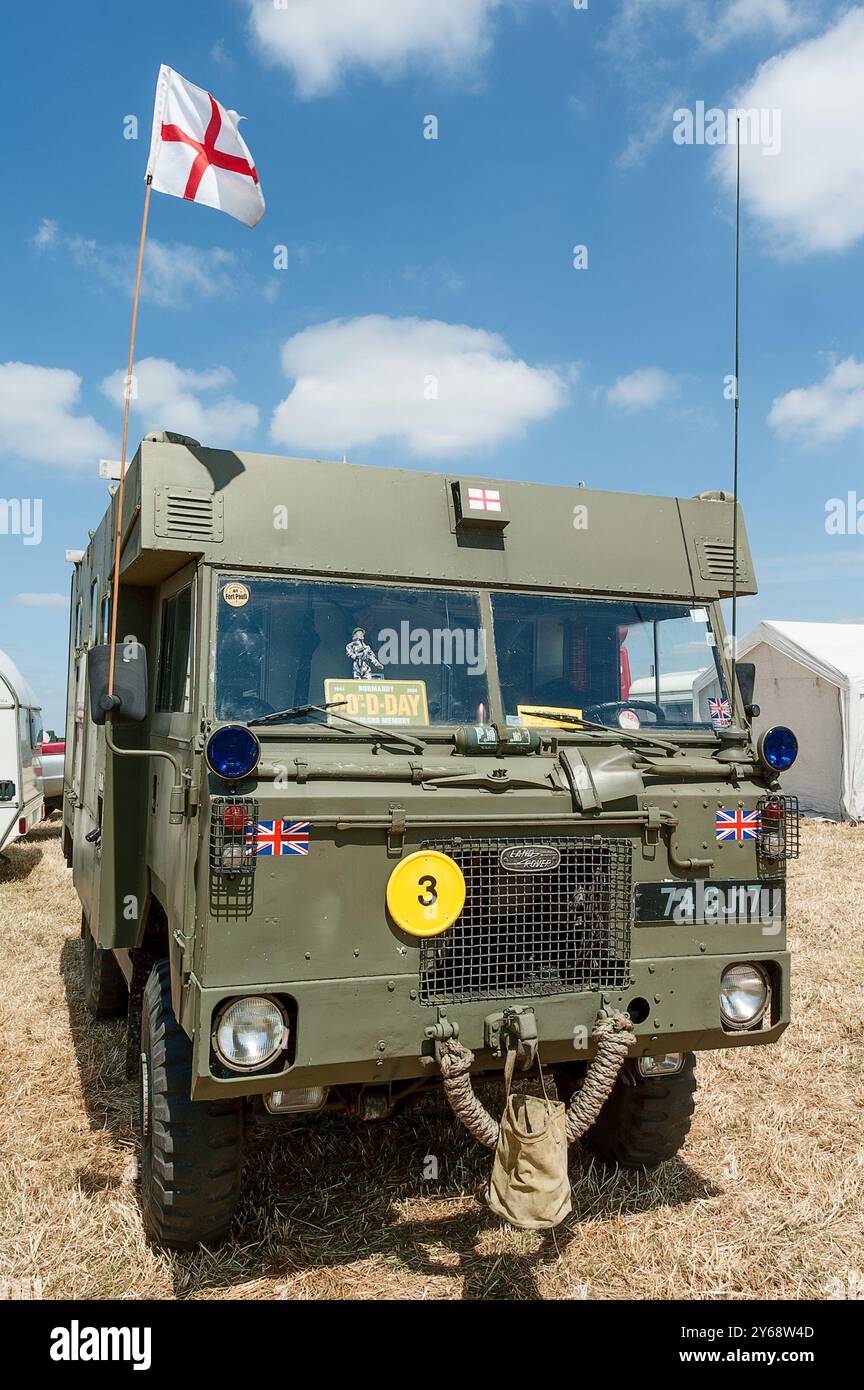 Un veicolo militare per uso medico Land Rover in mostra all'Ackworth Classic Vehicle Rally, West Yorkshire, Regno Unito nel 2005 Foto Stock