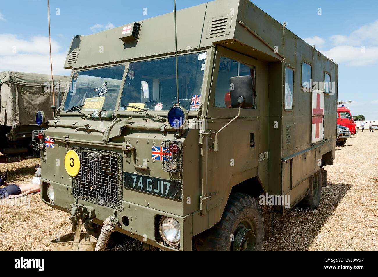 Un veicolo militare per uso medico Land Rover in mostra all'Ackworth Classic Vehicle Rally, West Yorkshire, Regno Unito nel 2005 Foto Stock