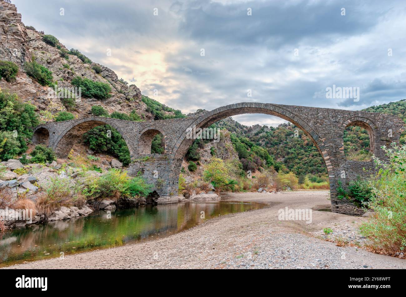 Il ponte ottomano a tre archi di Polyanthos che attraversa il fiume Kompsatos, che deriva dalla montagna Rodopi. In Tracia, Grecia Foto Stock