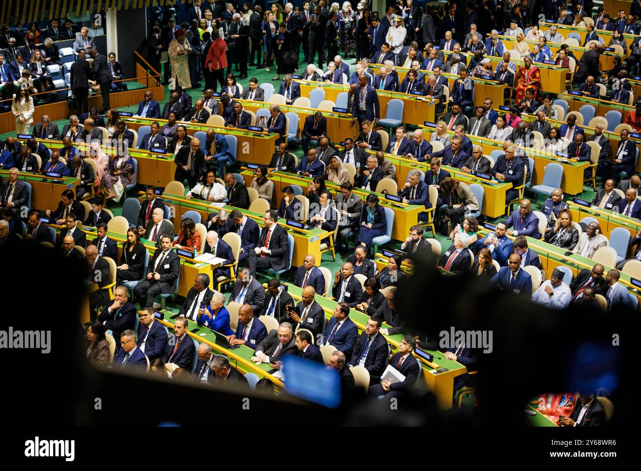 Teilnehmerinnen und Teilnehmer sitzen im Sitzungssaal der 79. Un-Generalversammlung a New York. New York City, 24.09.2024. New York, Stati Uniti Foto Stock