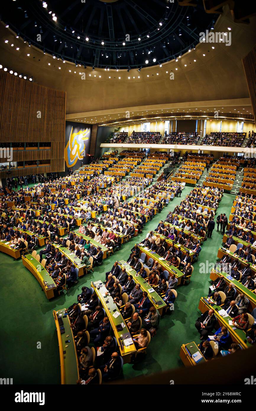 Teilnehmerinnen und Teilnehmer sitzen im Sitzungssaal der 79. Un-Generalversammlung a New York. New York City, 24.09.2024. New York, Stati Uniti Foto Stock