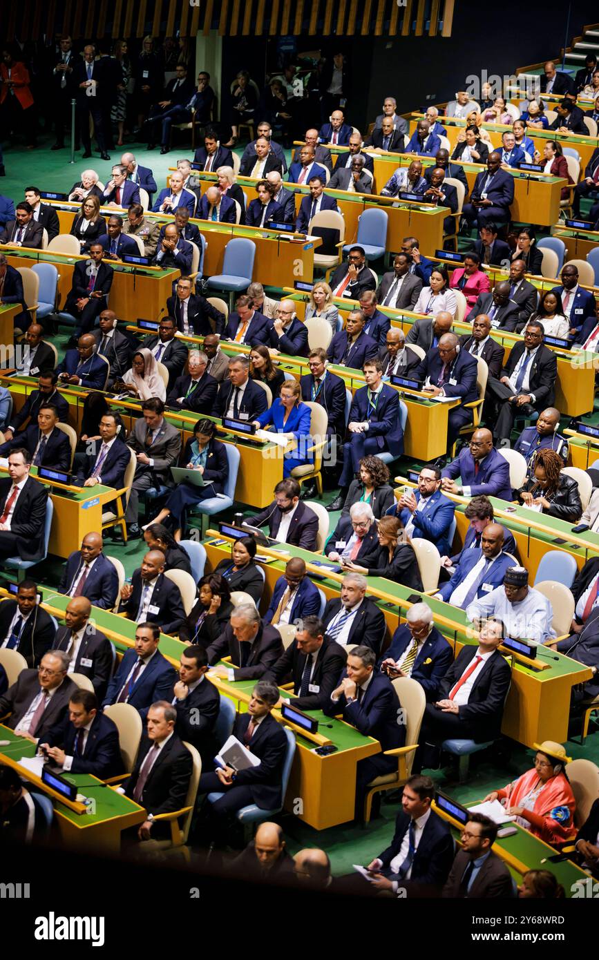 Teilnehmerinnen und Teilnehmer sitzen im Sitzungssaal der 79. Un-Generalversammlung a New York. New York City, 24.09.2024. New York, Stati Uniti Foto Stock