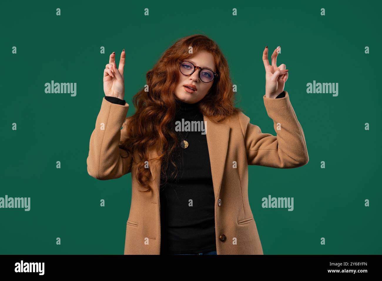 Sarcastica donna d'affari. mani due dita citazioni d'aria gesto su verde, sarcasmo Foto Stock