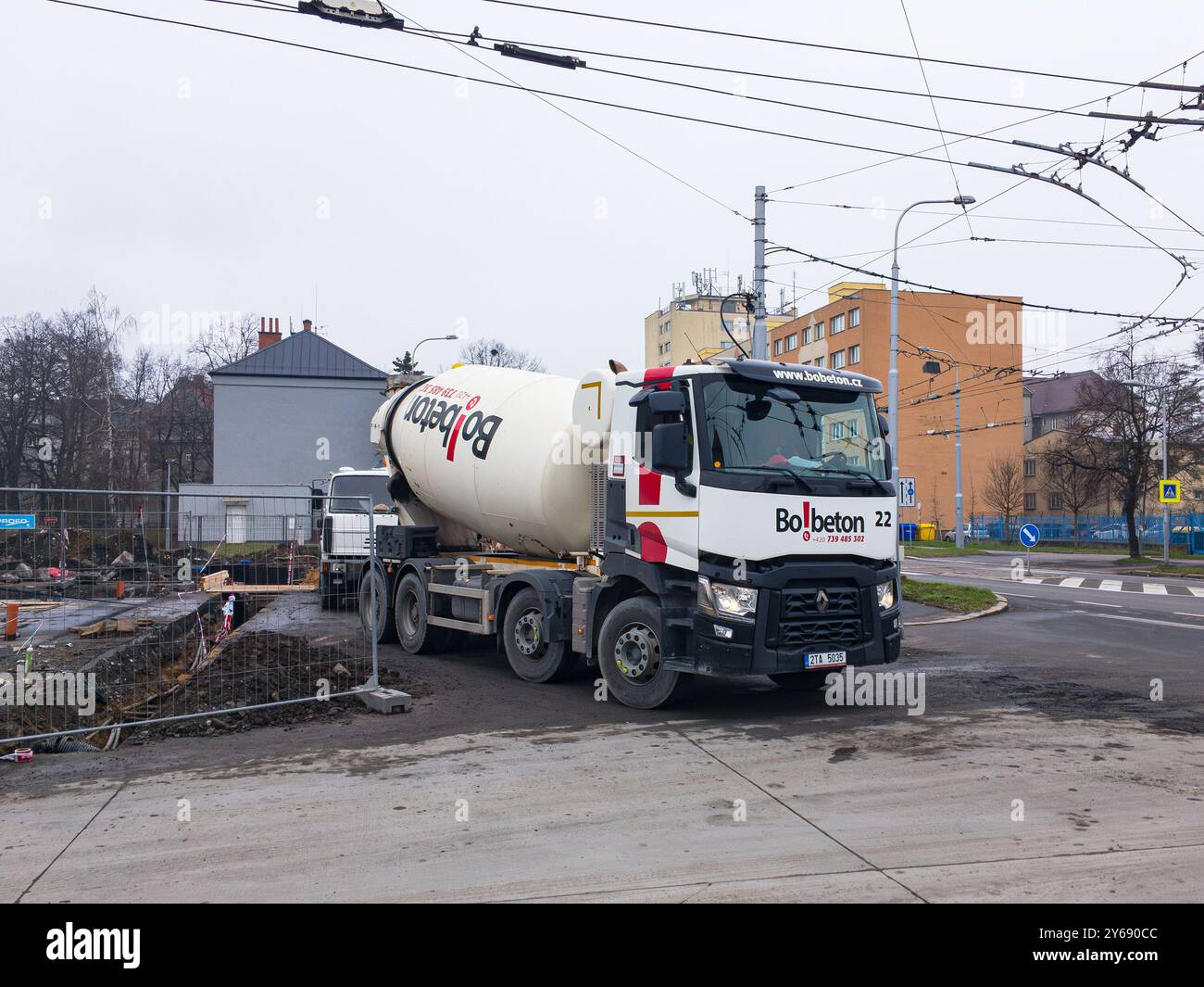 OSTRAVA, CECHIA - 28 FEBBRAIO 2024: Camion miscelatore bianco Renault C o K della società Bo Beton Foto Stock