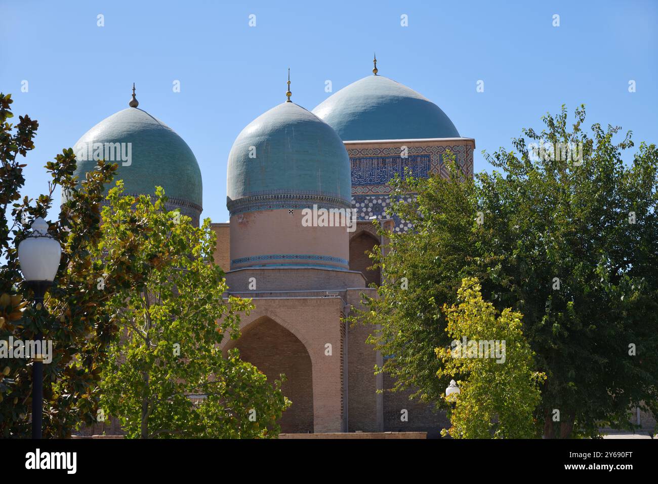 Shahrisabz, Uzbekistan - 9 settembre 2024: Monumento della dinastia timuride Dorus-Saodat che significa deposito del potere. Tomba di famiglia della dinastia timuride Foto Stock