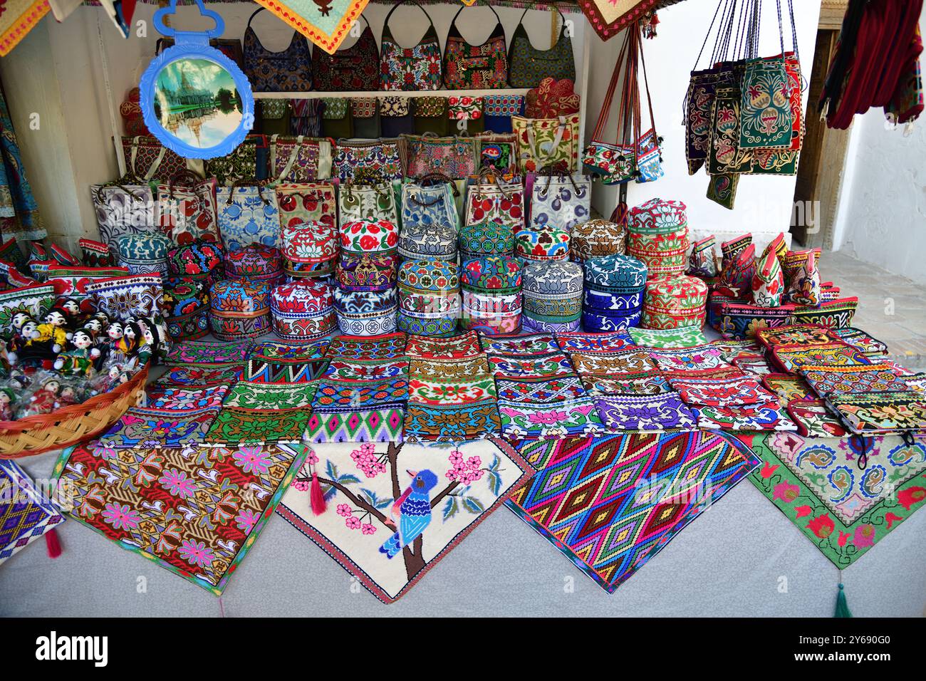 Shahrisabz, Uzbekistan - 9 settembre 2024: Mercato nelle vicinanze resti del Palazzo Ak Saray di Amir Timur a Shahrisabz. Foto Stock