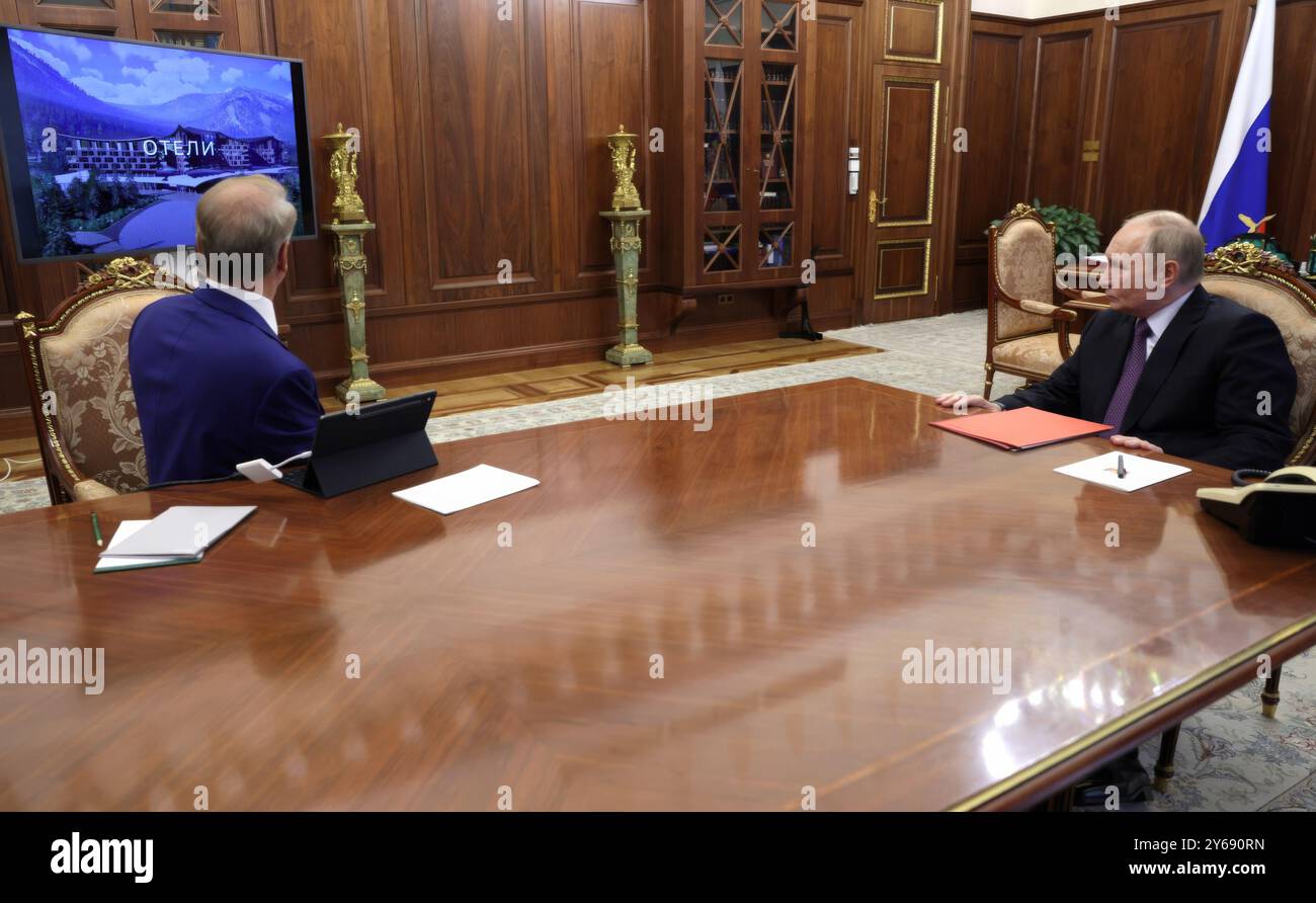 Mosca, Russia. 24 settembre 2024. Il presidente russo Vladimir Putin, a destra, tiene un incontro faccia a faccia con l'amministratore delegato e presidente di Sberbank German Gref, a sinistra, al Cremlino, il 24 settembre 2024 a Mosca, Russia. Crediti: Alexander Kazakov/piscina del Cremlino/Alamy Live News Foto Stock
