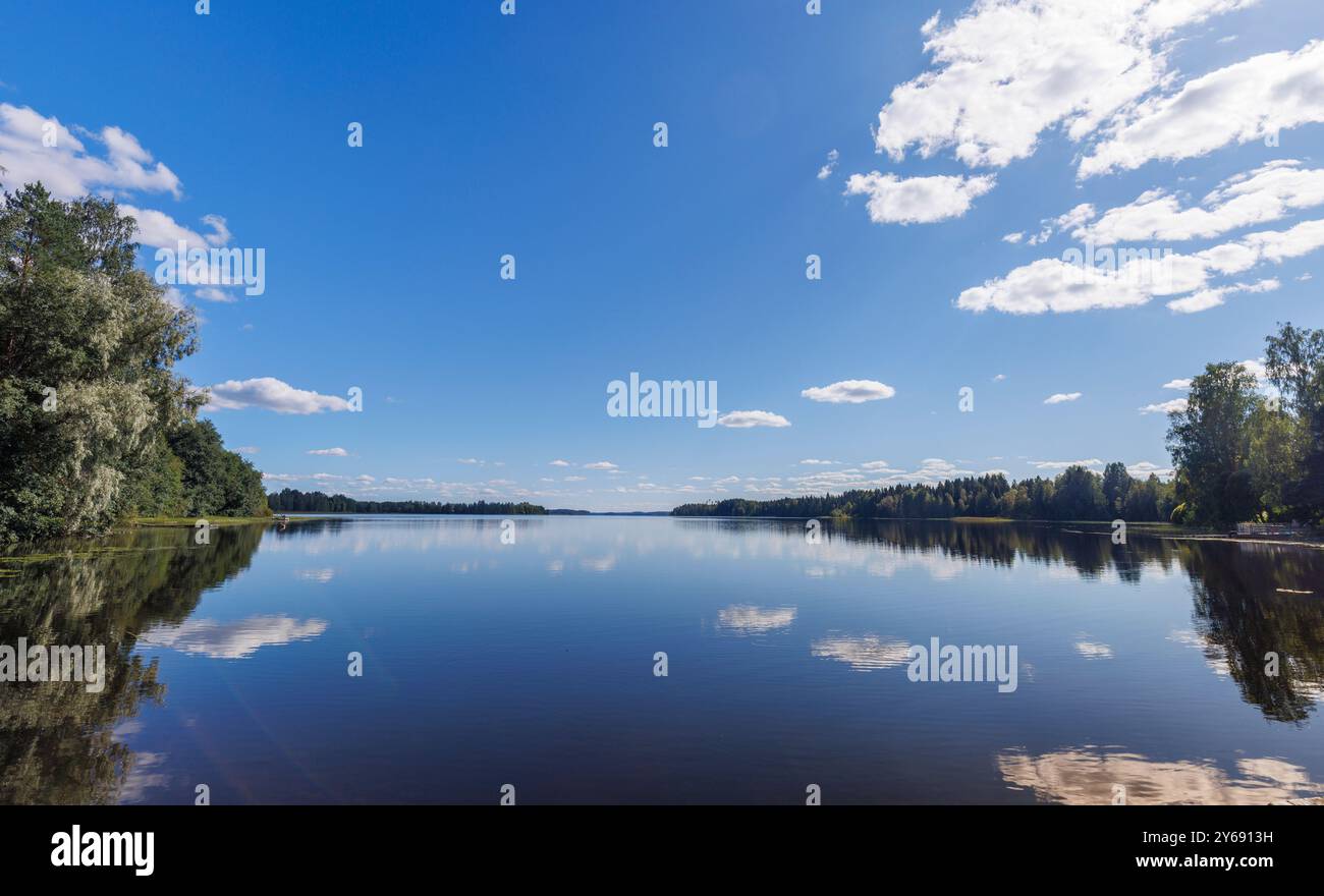 Vista del tranquillo lago Suontee al caldo sole della giornata estiva, Finlandia Foto Stock