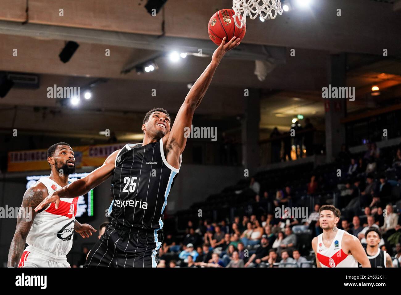 Kenneth Ogbe (Veolia Towers Hamburg, #25) beim Korbleger, GER, Veolia Towers Hamburg vs JL Bourg-en-Bresse, Basketball, Eurocup, Spieltag 1, Saison 2024/2025, 24.09.2024 foto: Eibner-Pressefoto/Max Vincen Foto Stock