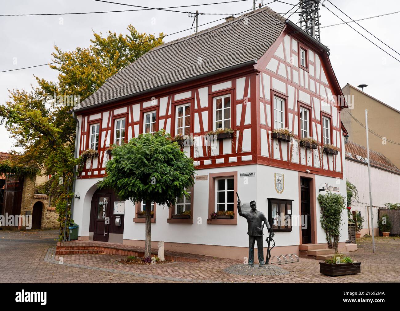 DAS Rathaus der rheinhessischen Gemeinde Uelversheim wurde 1797 erbaut und 1984/85 umfassend restauriert. Es handelt sich bei dem Bau um einen freistehenden Krüppelwalmdachbau mit zwei Stockwerken. In der Südwand des massiv verputzten Erdgeschosses ist der Werkstein eingebaut, dessen Inschrift ULVERSHEIM / 1797 das Jahr der Erbauung des Gebäudes belegt. 24.09.24 **** il municipio del comune Reno-Assia di Uelversheim è stato costruito nel 1797 e ampiamente restaurato nel 1984 85 l'edificio è una struttura a tetto spiovente con due piani nella parete sud del solido pla Foto Stock