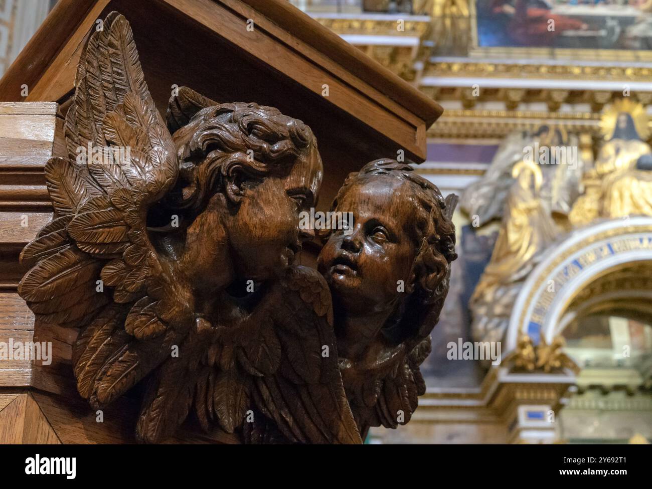 Figure in legno di angeli con ali in una chiesa ortodossa. Foto Stock