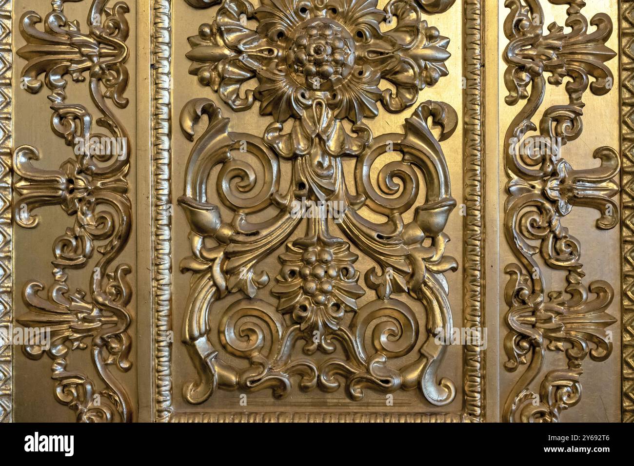 Intaglio in legno con doratura e motivo decorato. Sfondo e trama per design e decorazione. Foto Stock