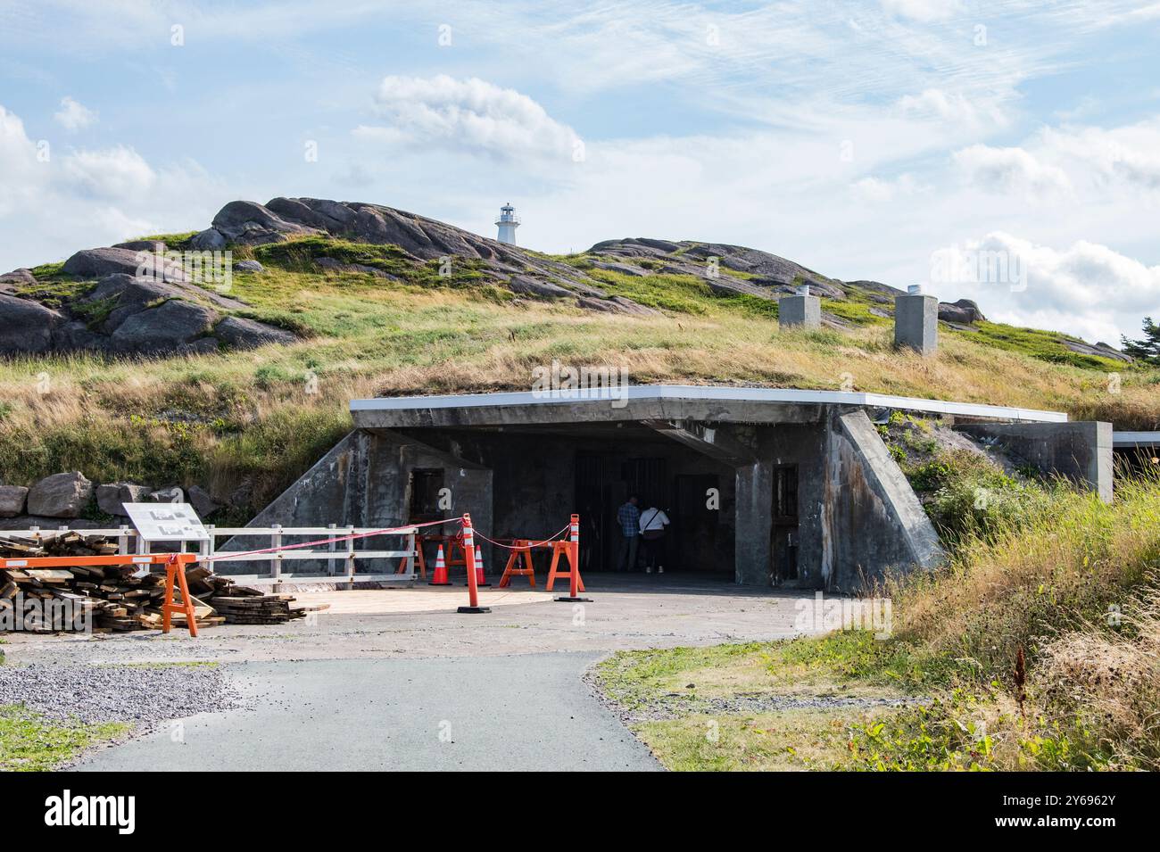 Complesso difensivo della seconda guerra mondiale in fase di restauro presso il Cape Spear Lighthouse National Historic Site di St. John's, Newfoundland & Labrador, Canada Foto Stock