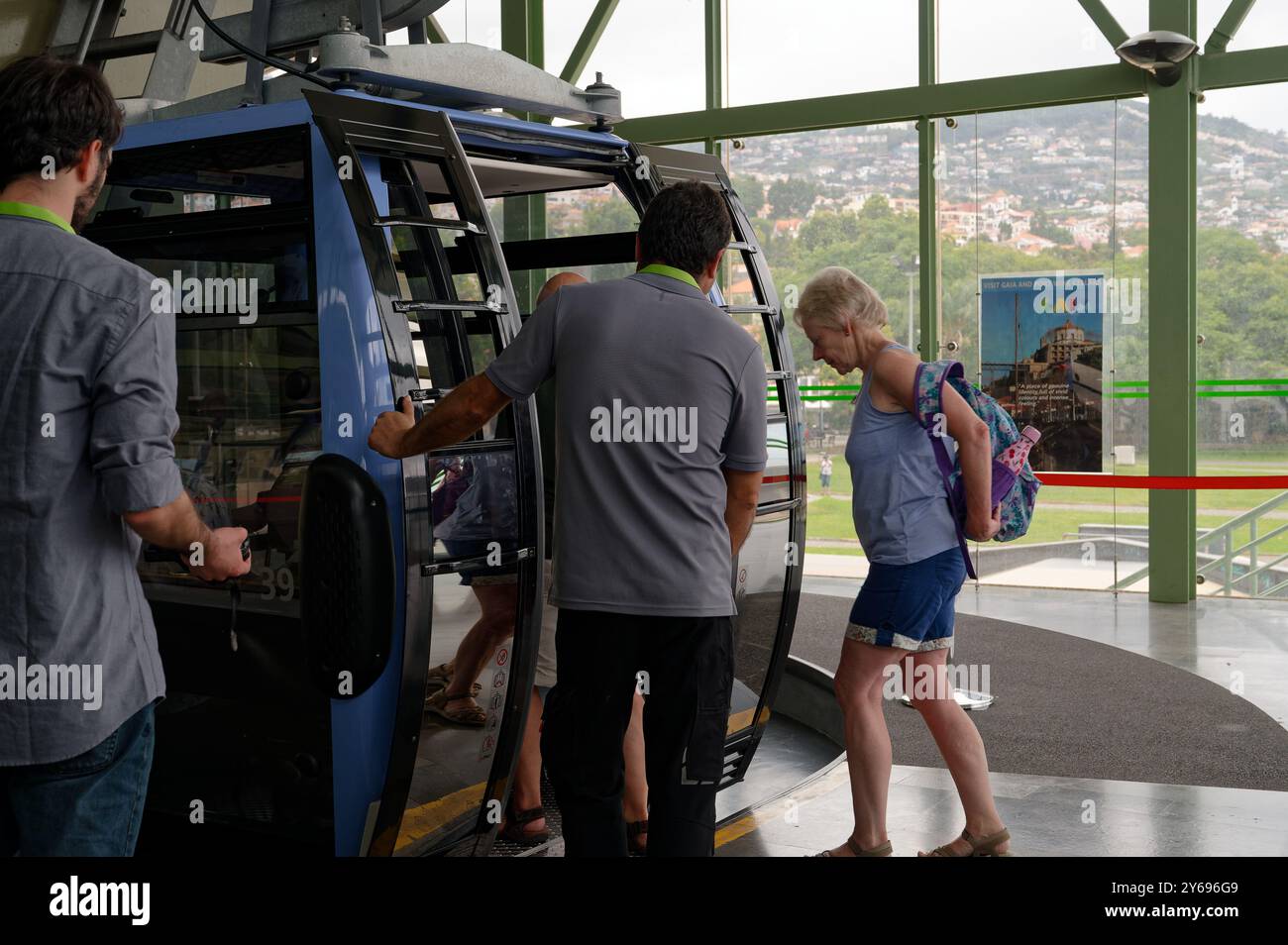 Una donna matura che sale sulla funivia di Funchal Foto Stock