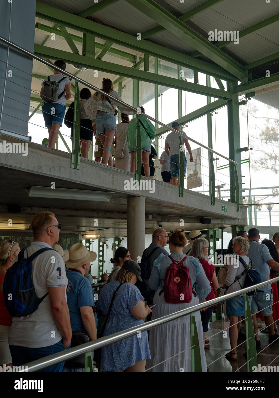 Folla affollata in coda alla stazione della funivia di funchal Foto Stock