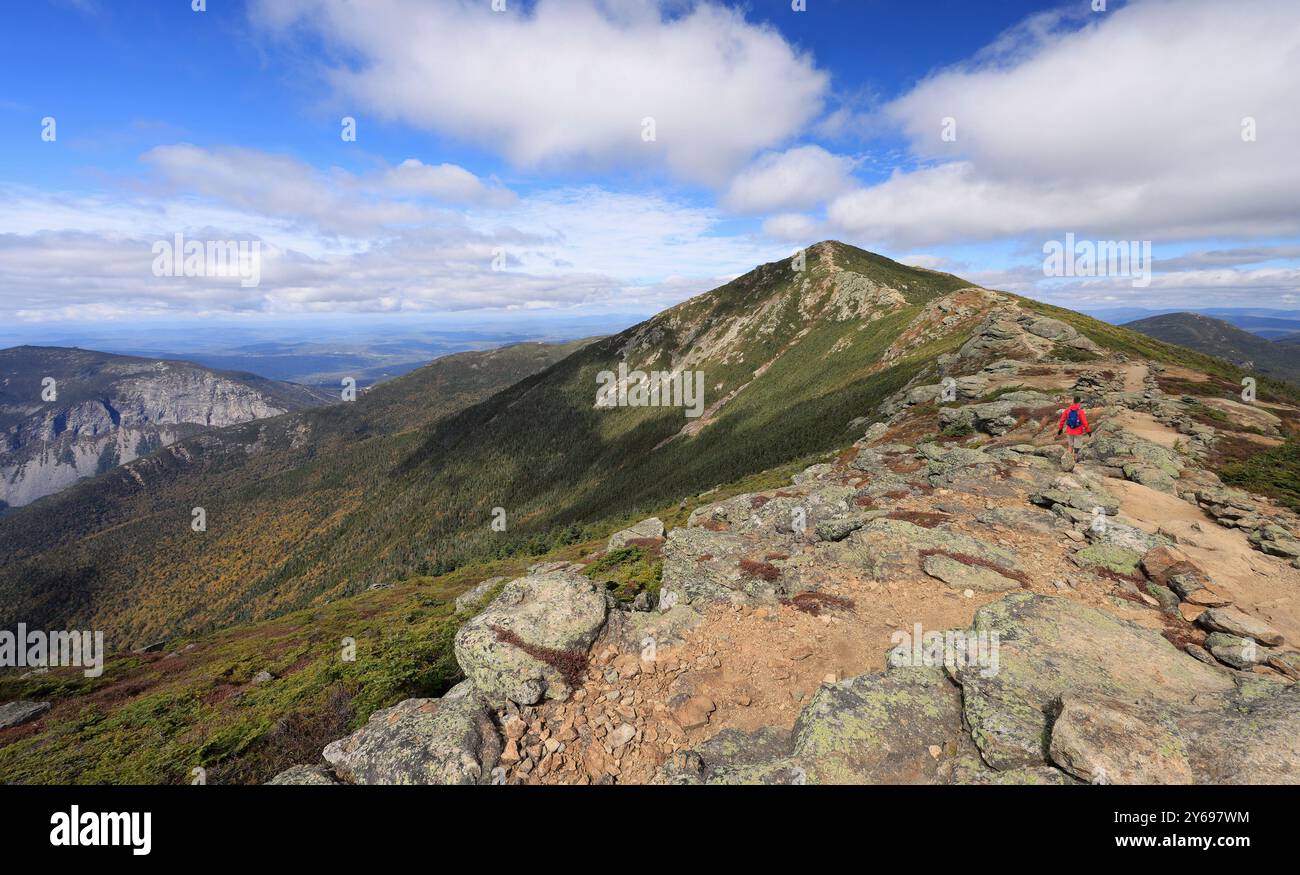 Trekking a piedi lungo il crinale della Franconia attraversa il Monte Lafayette, con uno splendido sfondo paesaggistico nel New Hampshire, Stati Uniti Foto Stock