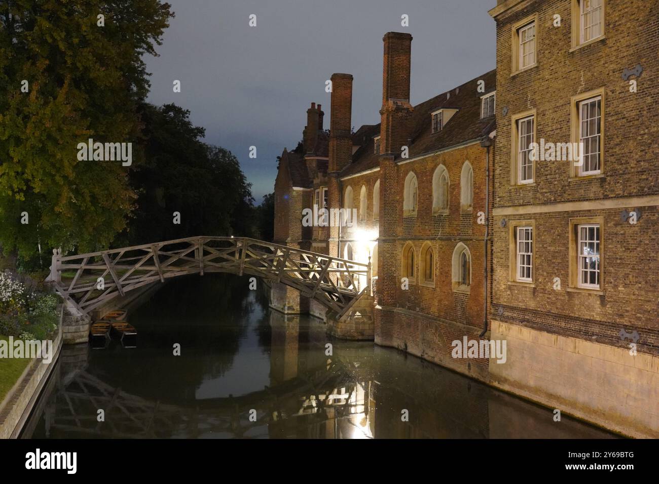 Ponte matematico, Queens College, Cambridge, Regno Unito di notte. Foto Stock