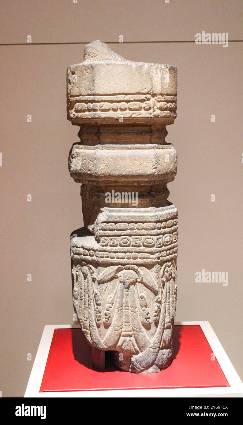 Bangkok, Thailandia, Sud-est asiatico, Asia. Museo nazionale di Bangkok. Parte di un pilastro utilizzato per sostenere una ruota della legge (Dharmachakra), circa IX-X secolo d.C. Trovato a Ran Kok Wat, provincia di Prachinburi. Foto Stock