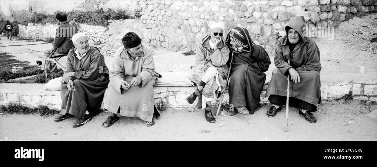 Uomini che chiacchierano all'ingresso del cimitero, FES el Bali. FES. Città imperiale. Marocco. Africa. Foto Stock