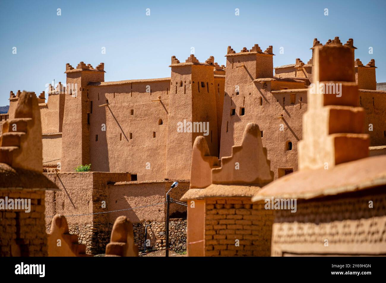 Villaggio di case di fango, Nkob, Marocco, Nord Africa. Foto Stock