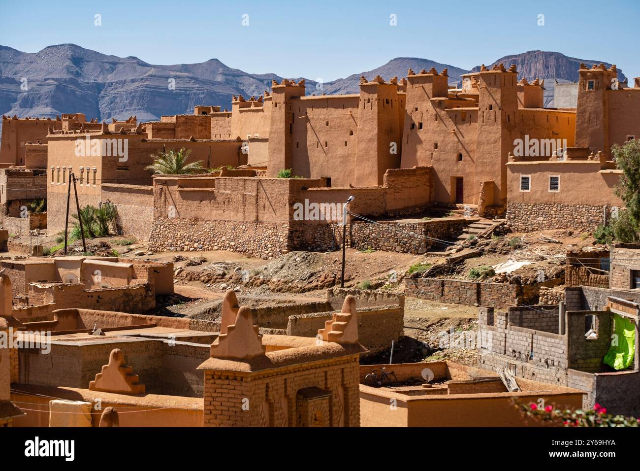 Villaggio di case di fango, Nkob, Marocco, Nord Africa. Foto Stock