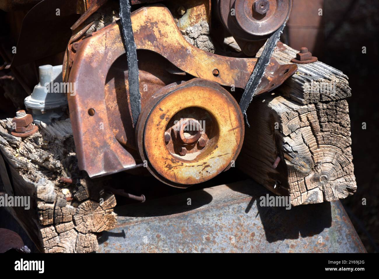Le attrezzature per l'estrazione dell'acciaio con azionamento a cinghia sono arrugginite e il legno sta marciando. Le attrezzature provengono dall'industria mineraria del New Mexico. Foto Stock