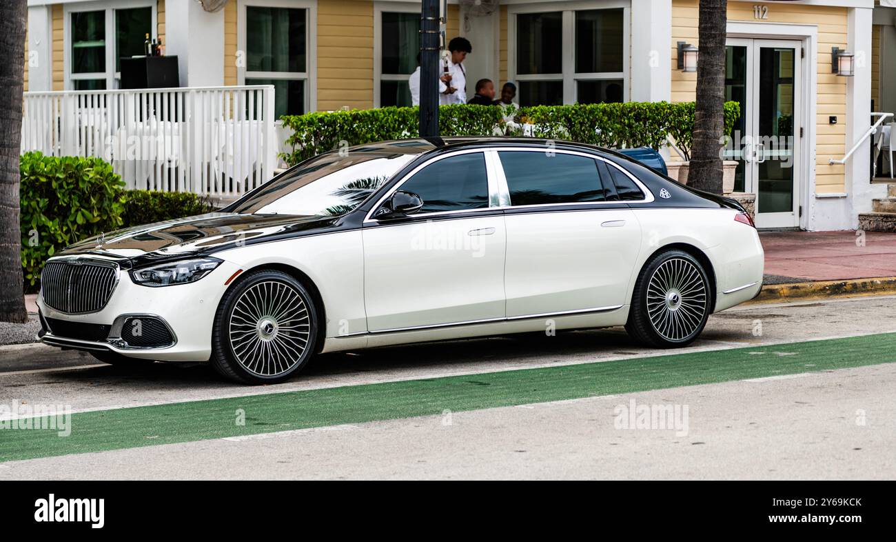 Miami Beach, Florida USA - 10 giugno 2024: Mercedes-Benz Maybach S 680 a miami Beach. Mercedes-Benz Maybach S 680 bianca e nera a Ocean Drive. Foto Stock