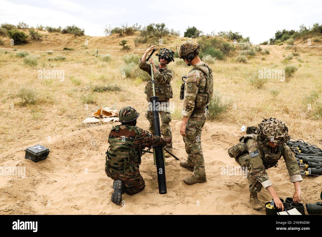 I soldati dell'esercito degli Stati Uniti assegnati al 1st Infantry Brigade Combat Team, 11th Airborne Division, e i soldati dell'esercito indiano eseguono procedure di pulizia per il mortaio M252 da 81 mm durante l'esercitazione Yudh Abhyas 2024 sul Mahajan Field Fighting Ranges nel Rajasthan, India, 19 settembre 2024. L'India è un partner strategico chiave degli Stati Uniti e la nostra relazione di difesa è una componente chiave e uno dei principali pilastri della partnership bilaterale. (Foto della Guardia Nazionale dell'Esercito degli Stati Uniti di Byron Nesbitt) Foto Stock