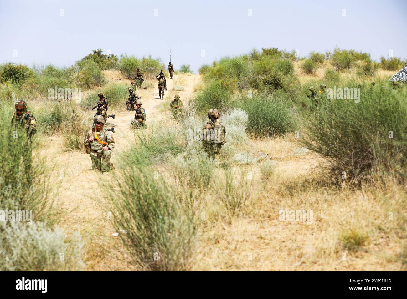 I soldati dell'esercito degli Stati Uniti assegnati al 1st Infantry Brigade Combat Team, 11th Airborne Division, e i soldati dell'esercito indiano si addestrano nel deserto del Thar durante l'esercitazione Yudh Abhyas 2024 sul Mahajan Field Fighting Ranges nel Rajasthan, India, 21 settembre 2024. YA 24, un addestramento bilaterale tra Stati Uniti e India dal 2004, è la pietra angolare delle relazioni mil-to-mil tra i nostri militari. (Foto della Guardia Nazionale dell'Esercito degli Stati Uniti di Byron Nesbitt) Foto Stock