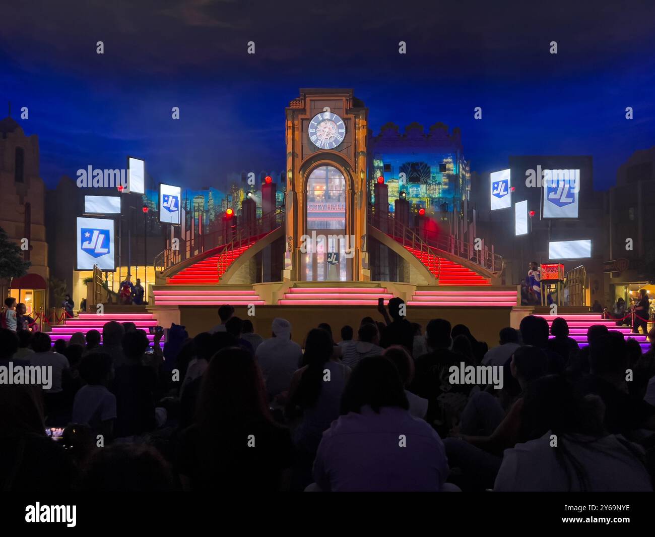 La gente sta aspettando lo spettacolo dei supereroi alla Warner Bros World Abu Dhabi Foto Stock
