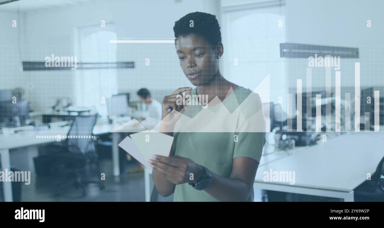 Lettura di documenti, donna in ufficio con grafici di dati immagine sullo spazio di lavoro Foto Stock