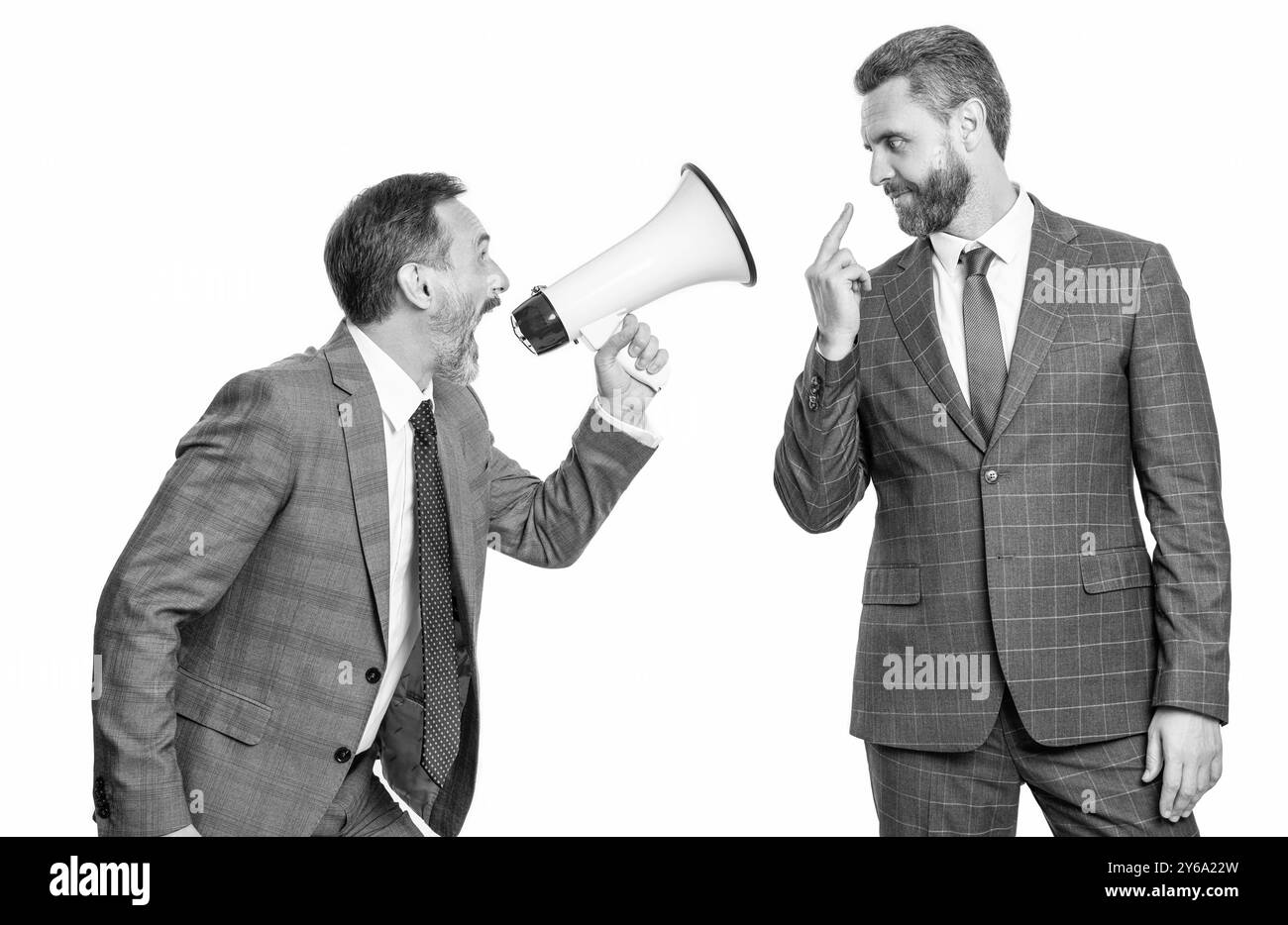 uomo d'affari che urla su un dipendente in un altoparlante isolato su bianco. un uomo d'affari ha un conflitto sulla promozione. uomo d'affari che risolve i conflitti. rivalità Foto Stock