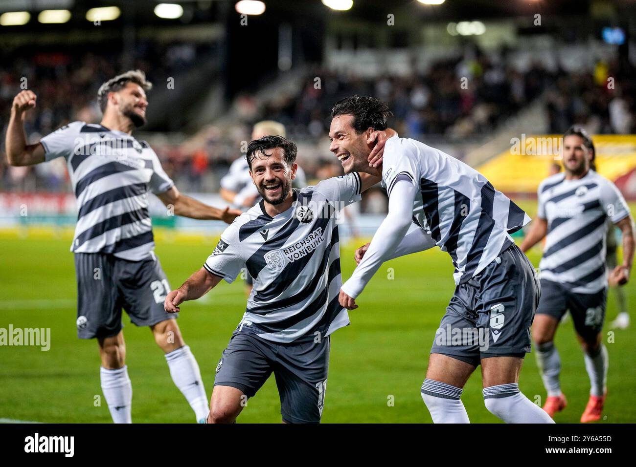 v.li.: Marco Schikora (SVS, 21), Besar Halimi (SVS, 11) und Torschütze Jeremias Lorch (SVS, 6), Dominic Baumann (SVS, 28), Spieler vom SV Sandhausen (SVS), jubeln über das Tor zum 3:2, Jubel, Torjubel, Torerfolg, celebrano l'obiettivo, goal, Celebration, Jubelt ueber das Tor, Freuen, Freude, freut sich, Optimistisch, positiv, Spielszene, Highlight, Action, Aktion, 24.09.2024, Sandhausen (Deutschland), Fussball, 3. LIGA, SV SANDHAUSEN - FC INGOLSTADT 04, LE NORMATIVE DFB/DFL VIETANO QUALSIASI USO DI FOTOGRAFIE COME SEQUENZE DI IMMAGINI E/O QUASI-VIDEO. Foto Stock