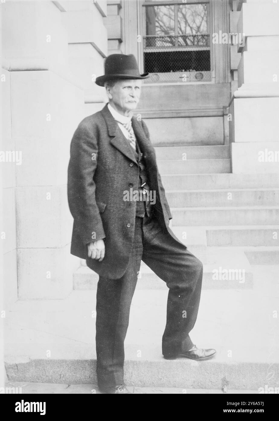 Sergente di Arms Casson, camera dei rappresentanti, la fotografia mostra Casson in piedi su gradini., tra il 1899 e il 1911, Casson, Henry, 1843, Stati Uniti. Congresso, camera, gente, 1890-1920, funzionari governativi, 1890-1920, stampe fotografiche, 1890-1920., stampe fotografiche, 1890-1920, titolo dall'oggetto., timbrato sul lato: Return to George Grantham Bain, 32 Union Square East, New York., 1 stampa fotografica. Foto Stock