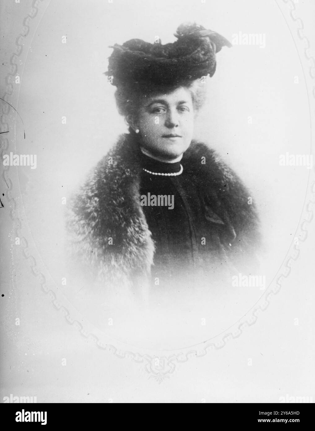 Mrs. W.K.Vanderbilt, cameo ritratto, fotografia mostra Anne Harriman Sands Rutherfurd (1861-1940), la seconda moglie dell'uomo d'affari William Kissam Vanderbilt., Glass negatives, 1 negativo: Vetro; 5 x 7 pollici o più piccolo. Foto Stock