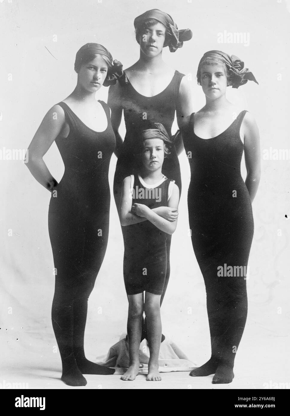 The Four Dew Sisters in Leotards, 4/27/13, Glass negative, 1 negativo: Vetro; 5 x 7 poll. o più piccolo. Foto Stock The Four Dew Sisters in Leotards, 4/27/13, Glass negative, 1 negativo: Vetro; 5 x 7 poll. o più piccolo. Foto Stock