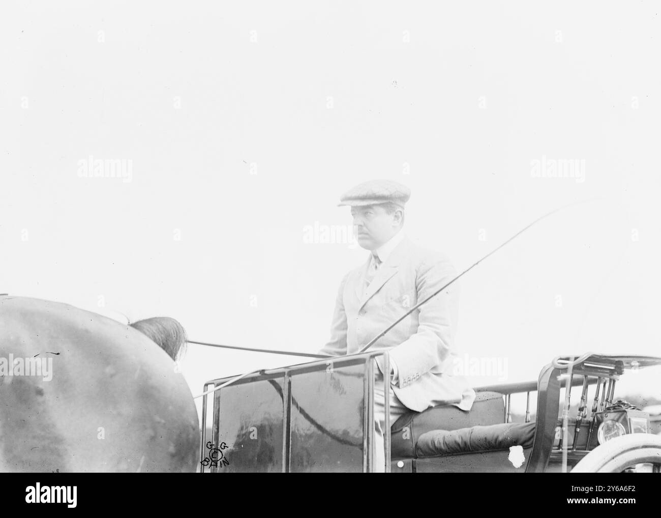 Reg. Vanderbilt nel sedile del conducente di carrozza trainata da cavalli, negativi di vetro, 1 negativo: Vetro; 5 x 7 pollici o più piccolo. Foto Stock