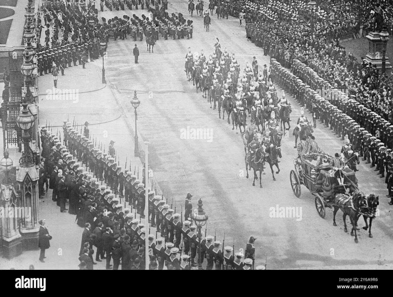 Funerale di re Edoardo. Re Giorgio con scorta che lascia il palazzo., Glass negative, 1 negativo: Vetro; 5 x 7 pollici o più piccolo. Foto Stock