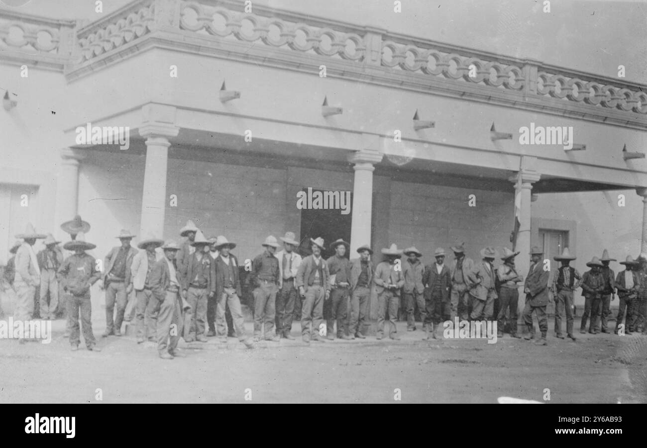 Madero's Hacienda, Bustillo, foto mostra il campo di Francisco Ignacio Madero, presidente del Messico (1911-1913) durante la rivoluzione messicana. Camp si trovava presso l'Hacienda de Bustillo dove Madero si unì a Francisco (Pancho) Villa nel marzo 1911., 1911, Messico, Glass negative, 1 negative: Glass; 5 x 7 poll. o più piccolo. Foto Stock