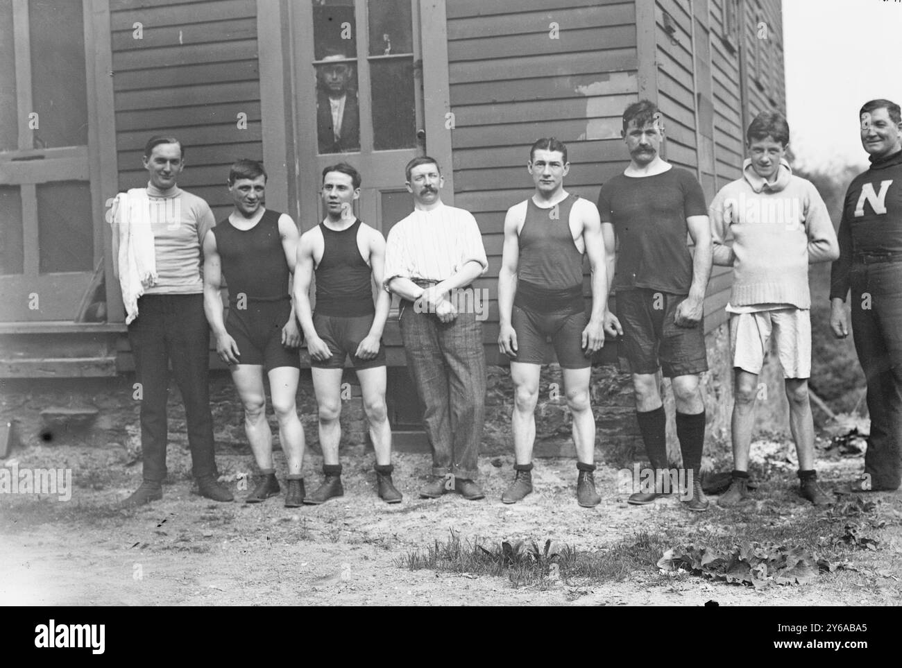 Allenatore Hayes; Warnes; Allen; sec'y Calver; Spenceley; Parks; Erskine; Murray Trainer, foto mostra pugili britannici tra cui Rueben Charles 'Rube' Warnes (1875-1961), W.W. Allen, R. Erskine, A. Spenceley, F. Parks con E.T. Calver, segretario della Amateur Boxing Association., tra CA. 1910 e CA. 1915, Boxing, Glass negatives, 1 negativo: vetro; 5 x 7 pollici o più piccolo. Foto Stock